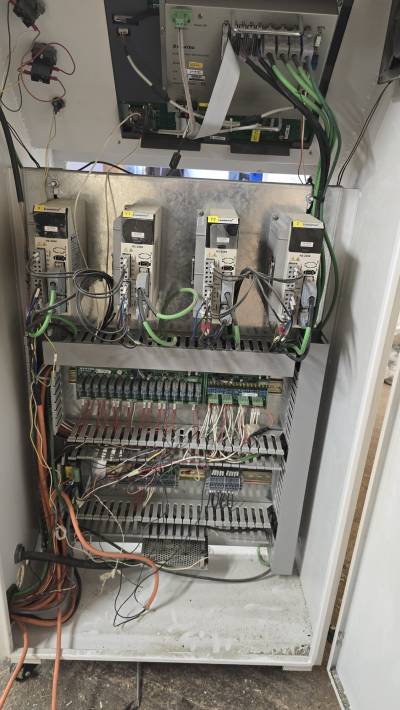 Inspection de l'armoire électrique : variateurs, relais et entrées-sorties.