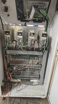 Inspection de l'armoire électrique : variateurs, relais et entrées-sorties.