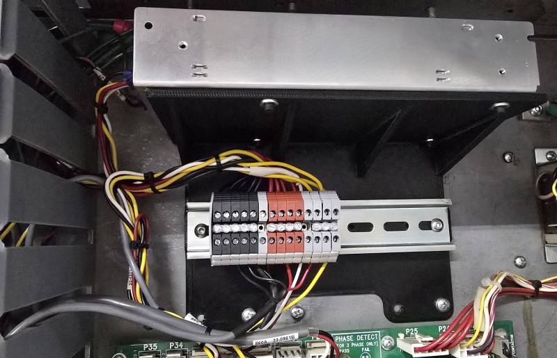 Nouvelle alimentation et bornier sur rail DIN, montés sur un support sur mesure. Nouvelle alimentation et bornier sur rail DIN, montés sur un support sur mesure.