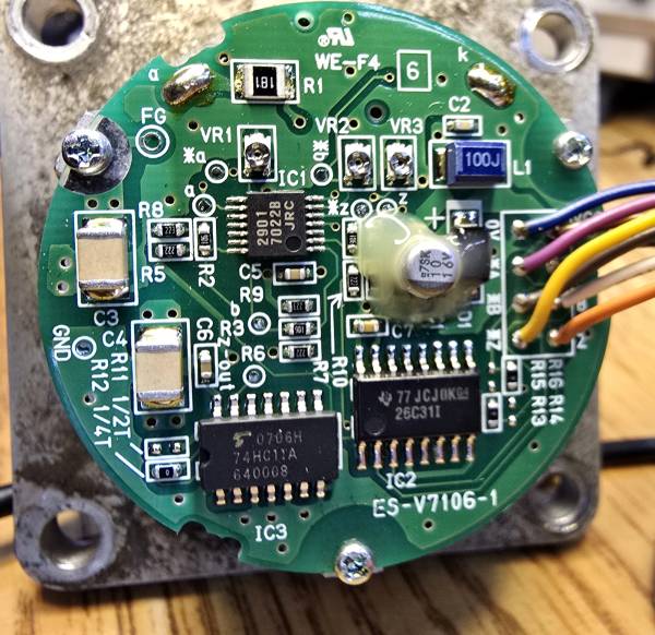 Carte d'encodeur de servomoteur, recalibrée aux potentiomètres d'ajustement.
