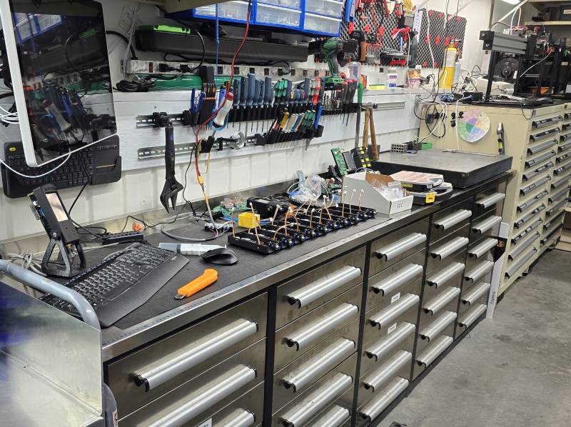 Assemblage d'une série d'interfaces électroniques pour un client industriel.