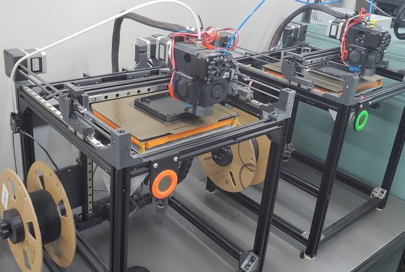 Imprimantes 3D de l'atelier, jusqu'à 300 × 300 × 300 mm, en PETG et PLA.