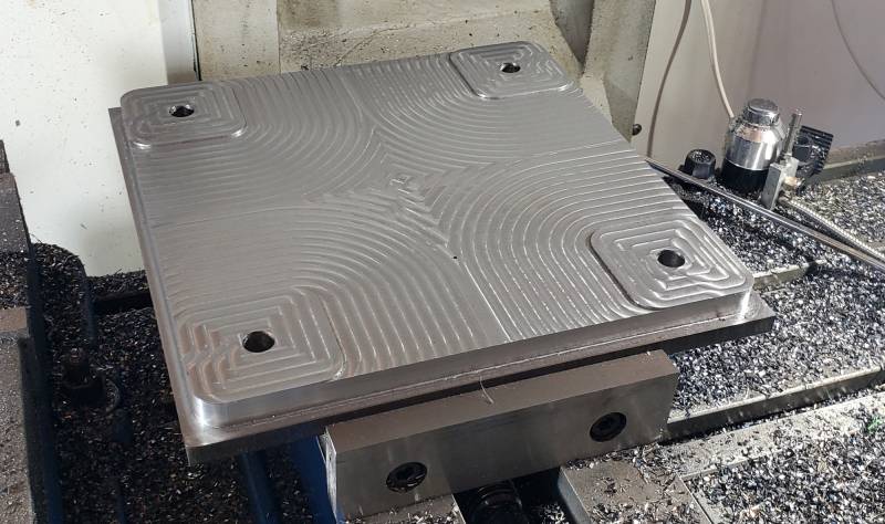 Plaque usinée à l'atelier sur la fraiseuse Haas TM1.